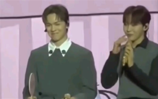 【夫胜宽】boo手拿把掐模仿严正花前辈宣布SEVENTEEN获得2023MAMA获得年度专辑大赏