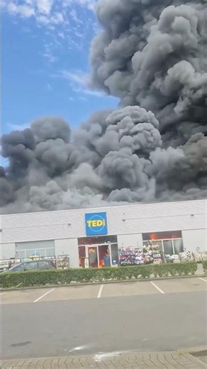 INCENDIE MAJEUR À MORLANWELZ : UN CENTRE COMMERCIAL RAVAGÉ PAR LES FLAMMES