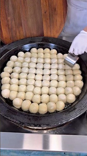 大鍋で焼き上げる熱々の小籠包。外はカリッと中はもっちりとした皮を割ると旨みたっぷりの肉汁がドバッと飛び出す！平日でも並ぶ人気店なのでオープン前に行くのがおすすめ。