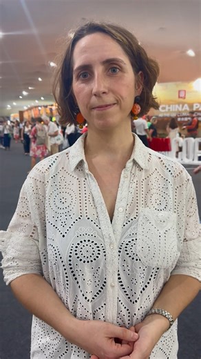 Pour comprendre le rôle de la Chine dans la lutte contre les changements climatiques, notre envoyé spécial Étienne Leblanc a profité de sa présence à la COP30 à Belém pour poser trois questions à Lola Vallejo, Directrice de l’équipe Diplomatie à la Fondation européenne pour le climat. | Radio-Canada Environnement