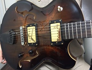 生徒さんがVictor Bakerギターを持ってきました！