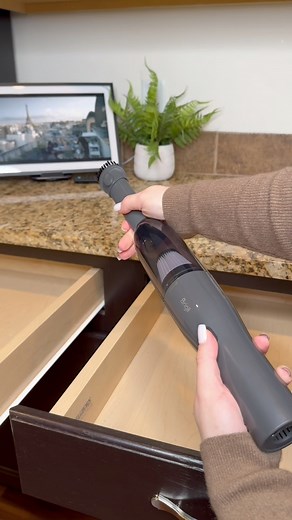 49K views · 862 reactions | Qué creen? Debería forrar las gavetas? Y dediquemos un minuto para apreciar lo fácil y rápido que se me hace limpiar con esta mini aspiradora que no solo recoge, sino que también tiene función de soplar para usarla en teclados y pequeños lugares donde se acumula el polvo. .....Déjame saber si te gustaría el enlace de esta maravilla 朗#vacuum #minivacuum #tipsandtricks #cleaninghack #hacks #cleaning #clean #home #drawer #limpieza | Mi casa Mi paz | Facebook