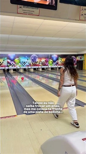Mulher arrasa jogando boliche!