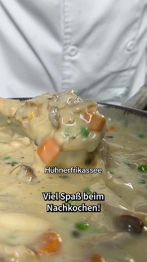 Ganz klassisch und immer lecker: Hühnerfrikassee. Hannes zeigt euch das Grundrezept, mit dem ihr den deutschen Klassiker wie bei Omma zubereiten könnt. Was esst ihr am liebsten dazu? 🧑‍🍳 Eine schnelle Basisversion des Rezeptes findet ihr auch auf foodboom.de unter „Hühnerfrikassee“. #hühnerfrikassee #deutscheküche #rezept #waskocheichheute #rezeptinspiration #wearefood #foodboom