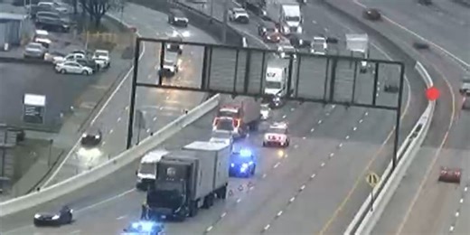 Disabled tractor trailer causes traffic delays