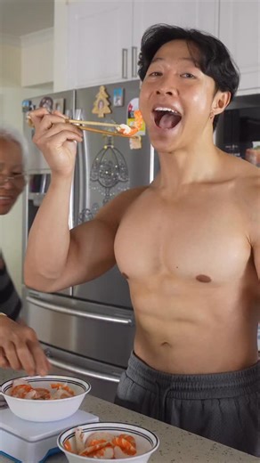 Lee Lem on Instagram: "My TOP 3 calorie tracking tips for living with family as a bodybuilder 🏋🏻 - Need help with weight loss? Join the waiting list for the next Cut and Commit Challenge with @panda.hpc 🔗 Link in bio Boxing Day sale coming soon 👀 @musclenation - CODE LEE - #bodybuilding #nutrition #caloriedeficit #fitness #fatloss"