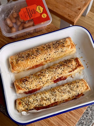 Bring-a-dish iftar with the girls 🌙💚 Featuring homemade starters made easy with our ready-to-eat halal meats 🙌 Recipes below 👇 Cheesy Chilli Sausage Rolls - Ingredients: Najma Mini Chicken Sausages Chilli jam Grated mozzarella/cheddar Puff pastry sheets Egg wash (1 beaten egg) Italian mixed herbs Method: 1. Preheat oven to 200 °C / 180 °C fan. 2. Add Najma Mini Chicken Sausages with a spoonful of chilli jam, mozzarella and a pinch of Italian herbs to the centre of the puff pastry. 3. Roll up