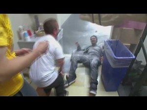 Jackass 3d - Wee man pranks Bam Margera. High Five [HD]