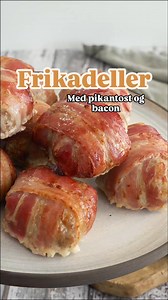 99/100 FYLDTE frikadeller med pikantost og bacon omkring 😍 Øj, de er så gode! Jeg elsker frikadeller, men nogle gange er det lækkert med et lille twist. Her er de lavet med pikantost og bacon og det kan virkelig anbefales 😋👌 Opskrift kan også findes på min hjemmeside: https://www.onekitchenblog.com/frikadeller-med-pikantost-og-bacon-opskrift/ 🌞 Kunne du overveje at prøve dem? Jeg anbefaler f.eks. en kartoffelsalat eller pastasalat til eller bare en god salat med lidt brød og kold dressing ti