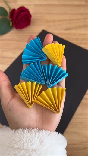 445K views · 3.1K reactions | 用彩纸做会伸缩的小蛇，元旦新年可以带孩子试试哟创意手工 幼儿园手工 亲子手工 新年手工 *小红书丹丹小手工 | Hoho's Learning Resources | Facebook