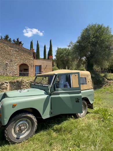Villa in Tuscany with Roman History for sale🏡🇮🇹\t \t Discover a once-in-a-lifetime villa nestled in Tuscany’s rolling hills, built atop ancient Roman ruins. This extraordinary 250 sqm estate blends 2,000 years of history with modern elegance, masterfully restored by architect Cini Boeri. 🍷🇮🇹\t \t Roman artifacts grace the lush garden, including a rare original water reservoir. Inside, minimalist interiors contrast beautifully with rustic stonework, offering refined comfort. The main villa 