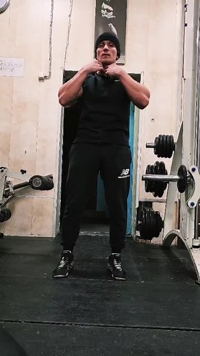 Bodybuilding Routine: Flexing Muscles in the Gym