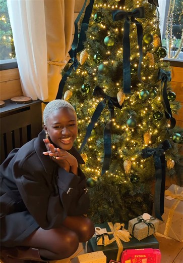 omg je n’ai plus trop de temps donnez moi des idées de cadeaux publicite pour un nouveau papa aussiiii. Je veux tellement être la meilleure tata du monde 🥹❤️ J’ai trop hâte du dîner des fêtes de fin d’année!✨🦢 @SEPHORA c’est trop les best même pour les idées cadeaux last minute #sephorafrance