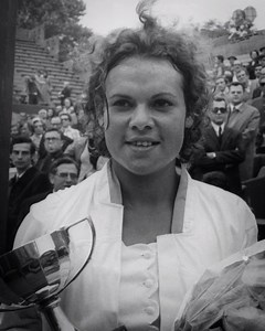 Adored around the world 🇦🇺 🏆 🇫🇷 50 years ago, the great Evonne Goolagong Cawley won her first Grand Slam singles title at #RolandGarros | Australian Open