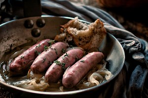 Salchichas al vino: receta fácil y rápida (para mojar mucho pan)