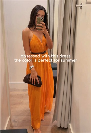 Real talk: your summer wardrobe needs versatile, high-vibe pieces. I found this gorgeous Mango orange maxi dress and it’s the definition of effortless elegance. 🧡 The length is incredibly feminine and classy. 👉 Remember my golden rule as a personal stylist: never buy a dress unless you can style it 3 different ways! ✨From an upscale dinner look with a natural fiber clutch to a relaxed beach walk outfit featuring a chic straw bag, this piece does it all. Elevate your look this season. 🔗 Outfit