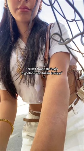 Stylish Summer Outfits for Women in Sunny Settings