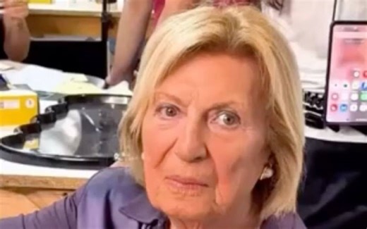 Adriana Poli Bortone, la sindaca di Lecce si fa tatuare la sigla MSI