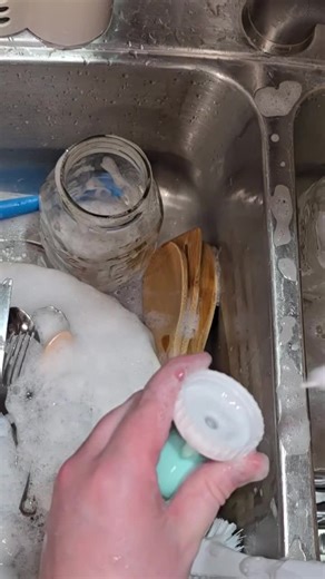 60 Minutes of Handwashing Dishes Ambiance- No Talking- Background Kitchen Soundscape - Ep.085 A full sink session recorded in one continuous take - only the sounds of running water, suds and scrubbing, soap bubbles, scrapes, and clinks. No voice, no music, nothing added. This is pure dishwashing Ambiance/ASMR for: Background focus while you study or work Relaxing during chores or cooking Unwinding before sleep Ambient sound for calm daily rituals Cleaning Motivation Low Flow Rinse Method Enjoy t