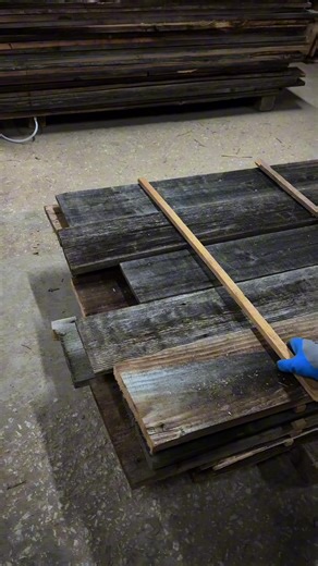 🏚️♻️ Unikalne, stare deski gotowe do montażu!od dobrodrew.pl Idealne na: ✔️ Ścianę ✔️ Sufit ✔️ Elewację ✔️ Podłogę ✔️ Meble ♻️ Naturalne odcienie brązu i szarości – bez chemii, tylko autentyczne piękno drewna! 📏 Wymiary: ➡️ Szerokość: 8-20 formatowane co 2cm łatwy montaż lub na podany wymiar👌 ➡️ Długość: 40-100 cm, 100-200 cm, 200-400 cm (możemy dociąć na wymiar!) ➡️ Grubość: 8 mm, 15 mm, 20 mm 40mm 60mm lub na wymiar ✅ 🪵 Dostępne także belki ręcznie ciosane konstrukcyjne! 🔨 Możliwy montaż 