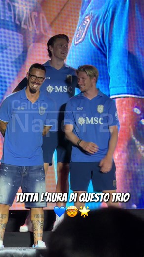 Che effetto vi fa vederli assieme? Tutta l’aura di questo trio 🤯🌟💙 #Hamsik #DeBruyne #McTominay #CalcioNapoli24 #CN24