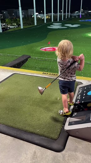 Cool Baby Swing 👇 This lefty baby is really cool 😎 But it’s more than just cute — it’s a lesson in natural motion, rhythm, and balance. Even at this young age, you can see how effortless the swing looks. That’s because great golf isn’t about muscle — it’s about timing, coordination, and feel. Most golfers try to hit the ball too hard. They forget that power in golf comes from sequence, not strength. Watch how this little lefty moves. The backswing flows, the transition is smooth, and the club 