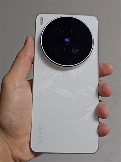 Vivo X300 Ultra: 200MP Dual Cameras & ZEISS Imaging Power