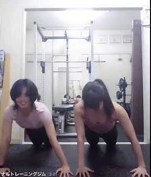 胸チラ スポーツブラ タンクトップ 腕立て伏せ