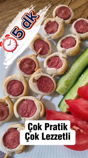 5 Dakikada 2 Malzemeli Pratik Tarif | Kahvaltı & Davet Sofrası Sadece 2 malzeme ile (sosis ve milföy) hem kahvaltıya hem de davet sofralarına çok yakışacak nefis bir tarif! 😋 Hazırlaması sadece 5 dakika sürüyor, üstelik fırında pişince harika bir atıştırmalık oluyor. Misafirlerinize ikram edebileceğiniz en pratik tariflerden biri. Denemeyi unutmayın! 💕 👉 Sizce kahvaltıya mı daha çok yakışır, yoksa davet sofralarına mı? Yorumlarda belirtin! #shorts #tarif #pratiktarif #kahvaltı #atıştırmalık #