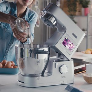 Le pesage intégré partout sur le robot et la connectivité du robot pâtissier multifonction cuiseur 𝗖𝗼𝗼𝗸𝗶𝗻𝗴 𝗖𝗵𝗲𝗳 𝗲𝘅𝗽𝗲́𝗿𝗶𝗲𝗻𝗰𝗲 vous permettront de gagner du temps et de la précision ! 😍 Des questions ? On vous répond en commentaire ➡ bit.ly/3l2dcC8 | Kenwood