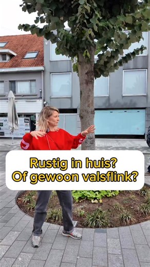 Je hond is rustig in huis? Of gewoon valsflink? 👀 Rustig zijn omdat alles voorspelbaar is, is makkelijk. Echte rust toon je pas als het onverwachte gebeurt — bezoek, geluiden, buitenkomen… 🛋️ Geef je hond ook in huis een vaste plaats en rustmomenten. Dat is waar het verschil begint. ✨ 👇 Reageer met ‘valsflink’ of ‘echtrustig’ hoe jouw hond in huis is 😂 #hondencoach #rustinhuis #ontspannenwandelen #superhond #woefyoucan | Superhond