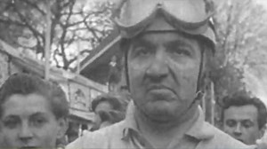 Alberto Ascari in mare con la sua vettura, quasi illeso
