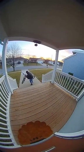 bike thief instant regret 😬 (caught on ring camera)