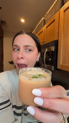 kate on Instagram: "Day 17 of kATEmas : mint espresso martini ingredients vanilla vodka kahlúa baileys vanilla cinnamon espresso martini mixer peppermint extract fresh mint ice how to make add everything to a shaker with ice use only one to two drops of peppermint extract shake hard until frothy strain into a chilled glass garnish with mint or chocolate 🎄🍸"