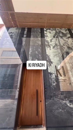 Check out ✨ KI ✨‏ restaurant in Riyadh as featured on Welcome Saudi website 🌐 @ki.saudi KI is a highly rated Japanese restaurant 🇯🇵 located in Hittin 📍. It features a minimalist, elegant interior and a unique offline dining concept where guests are encouraged to put their phones away 📵✨. The menu showcases fresh Japanese flavors with dishes like the Mango Kani Salad 🥗, the famous Salmon Pizza 🍕🐟, Beef Wonton Soup 🍲, Chili Beef Rice Pot 🍚🥩, sushi platters, Spicy Tuna Rolls 🍣, and more