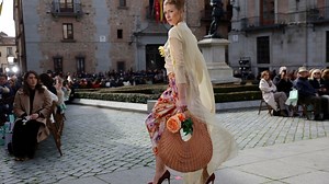 Este es el desfile de moda que puedes ver en pleno centro de Madrid: solo hoy y en una icónica plaza castiza