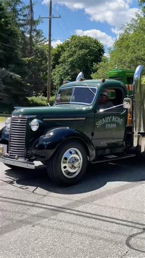 Beautiful Classic Chevrolet Flatbed Dually Truck #classictruck #chevy #truck