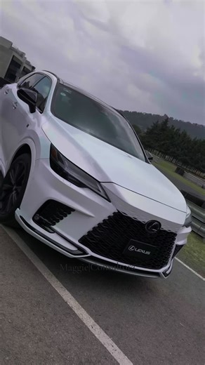 Info 552150419O Lexus RX500 F SPORT 2025 Maggie Garcés Consultora Lexus Mándame what's o llámame con gusto te ayudo a tener tu próximo Lexus ! lo mereces ✨ Motorización turbo híbrida de 2.4 litros con 366 hp Transmisión automática de 6 velocidades Suspensión adaptativa Dirección en las 4 ruedas Kit de carrocería F-Sport Rines de 21