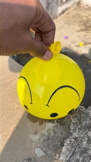 Experiment: Will a water balloon explode when it rolls down from a tall building?💥🎈#satisfying