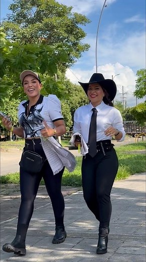 🐴 Beautiful cowgirls walking with style and elegance 🇨🇴 #culture4K #women #horses #colombia