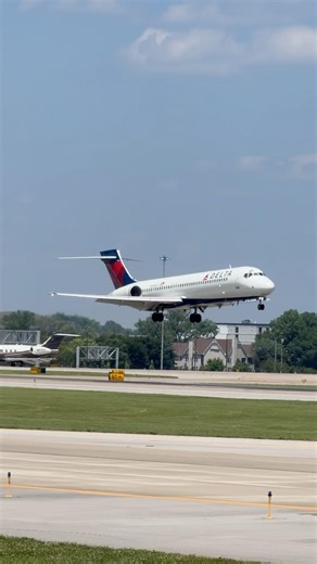Delta 717-200 landing at Louisville SDF Airport #shorts