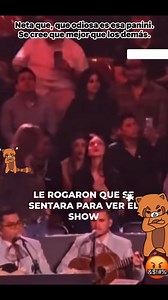 La seña que hace con sus manos revela mucho de su actitud creyéndose con derecho a no sentarse para que los demás vean el show Neta que, que odiosa es esa panini. Se cree que mejor que los demás | Eell Is-ArriZava