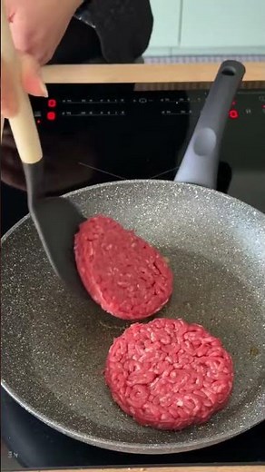 Smash burger ultra gourmand et fondant à la Fourme d’Ambert AOP ! 💙