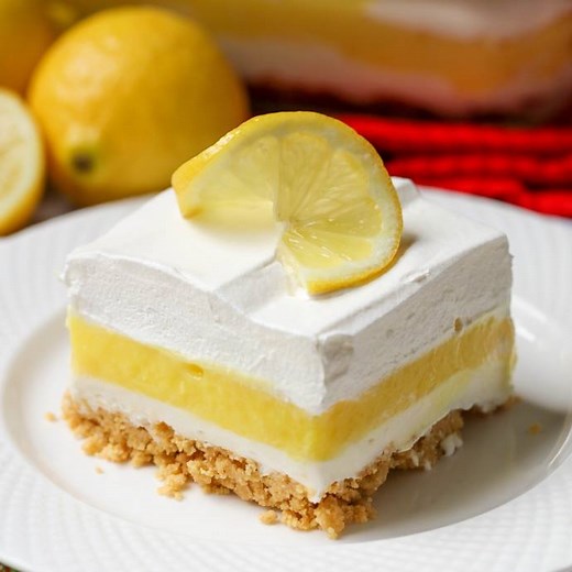 LEMON LASAGNA - this cool, layered dessert has cream cheese pudding, golden Oreos and loads of flavor. It's perfect for warmer temps and always gets great reviews! FULL RECIPE: https://lilluna.com/lemon-lasagna/ | Lil' Luna - Kristyn Merkley