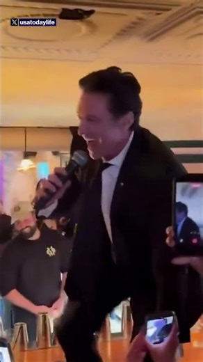 Hugh Jackman & Kate Hudson surprise New York bar with rendition of 'Sweet Caroline'