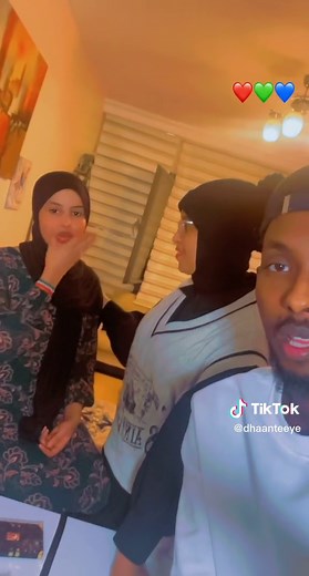 @Nasra Abtidoon nasro bac ee ku shubata waxay martida u katiso 😂 @Natasha♥️🇸🇴🇸🇴 #mrdhaanteeye #dhaanteeye