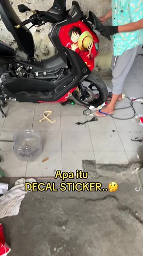 Decal adalah seni modifikasi tampilan luar motor maupun mobil namun memanfaatkan stiker khusus yang dibuat menggunakan komputer lalu dicetak di atas bahan stiker. Sticker jenis decal biasanya digunakan untuk melapisi body motor atau mobil..👍👍 #stickers #sticker #decalsticker #cutting #cuttingsticker #wrapping #wrappingsticker #modifikasi #onepiece #luffyonepiece