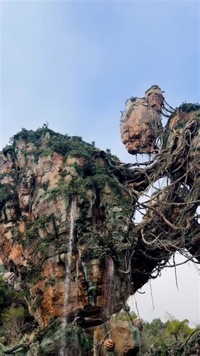 Pandora-The World of Avatar— Une expérience à vivre 🌿💙 Depuis le premier instant où tes yeux voient ce monde, on ressent une magie différente… Les couleurs, les sons, l’atmosphère — on a vraiment l’impression d’être ailleurs, comme transporté dans un autre univers. Ce que tu vois dans cette vidéo? C’est juste une petite partie de l’expérience — mais crois-nous, il faut le vivre pour le croire. 🌌 Pandora est une explosion de détails magnifiques… Si tu rêves de vivre cette expérience pour de vr