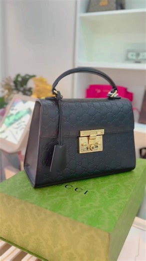 🚨在韩姐妹看过来！Gucci 黑金全皮 Padlock 成色超新，比专柜省一半！通勤万能包，闭眼入不亏👜 🇰🇷직접 구매하실 분만 연락 주세요 / 仅支持韩国本地交易 🖤구찌 패드락 블랙 골드 풀레더 상태 최상, 출근용으로 최고✨ 🇰🇷한국 내 발송만 가능 #GucciPadlock #韩国二奢 #Gucci包包 #通勤包 #fyp