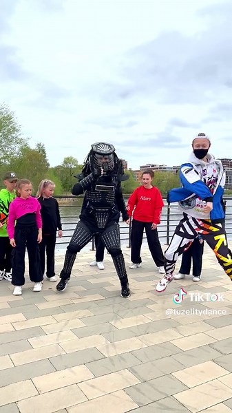 Teaching Shuffle Dance Tutorial by Tuzelity